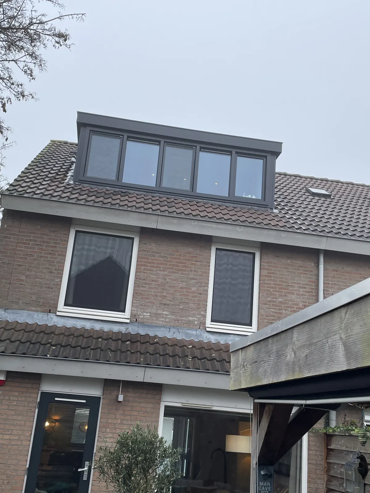 Twee dakkapellen op het pannendak van een rijtjeswoning