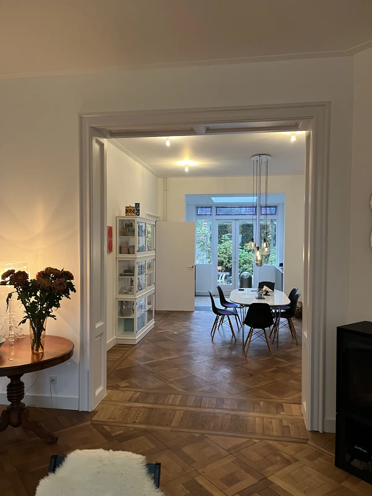 Gerenoveerde woonkamer met visgraatvloer en doorkijk naar de eettafel