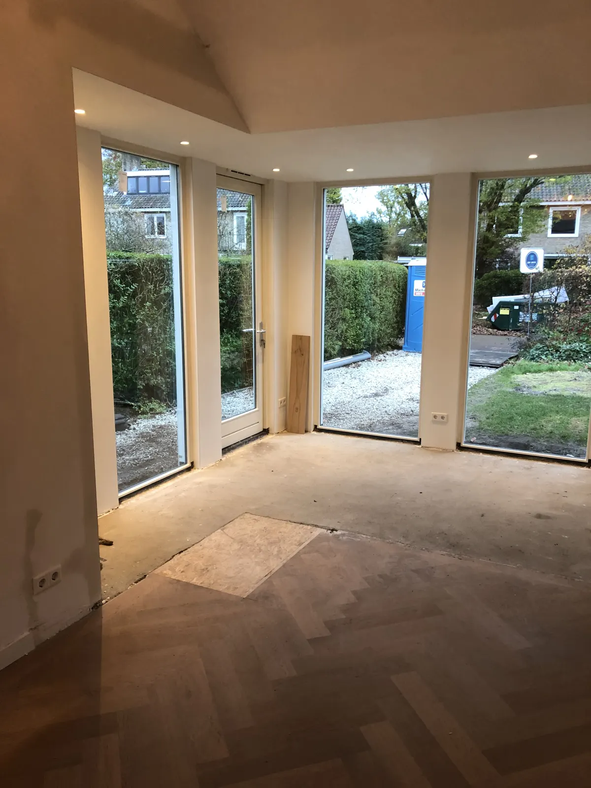 Net verbouwde kamer met visgraatvloer en glas op het zuiden naar de tuin