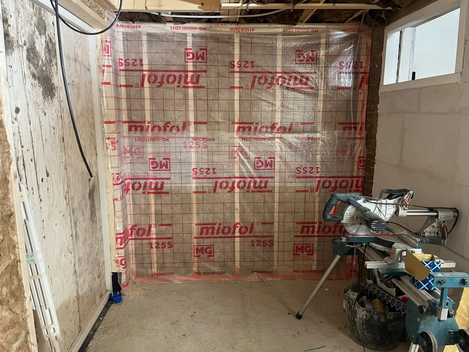 Dampremmende folie op het regelwerk van een wand tijdens de opbouw