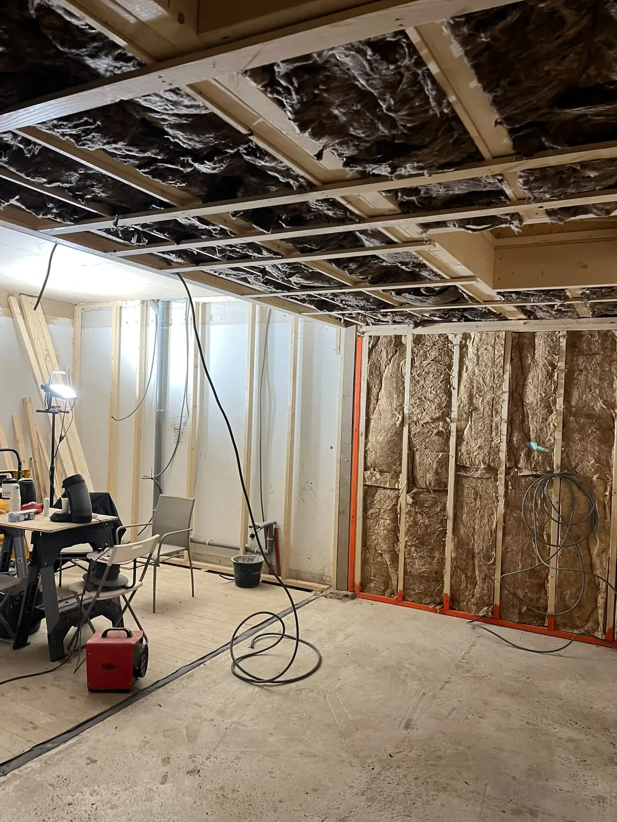 Isolatie tussen de plafondbalken en in de wand van een aanbouw
