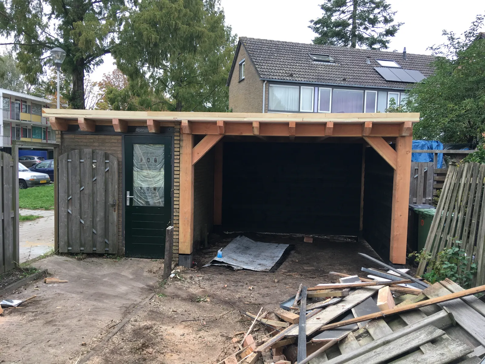 Houten overkapping in aanbouw in een achtertuin