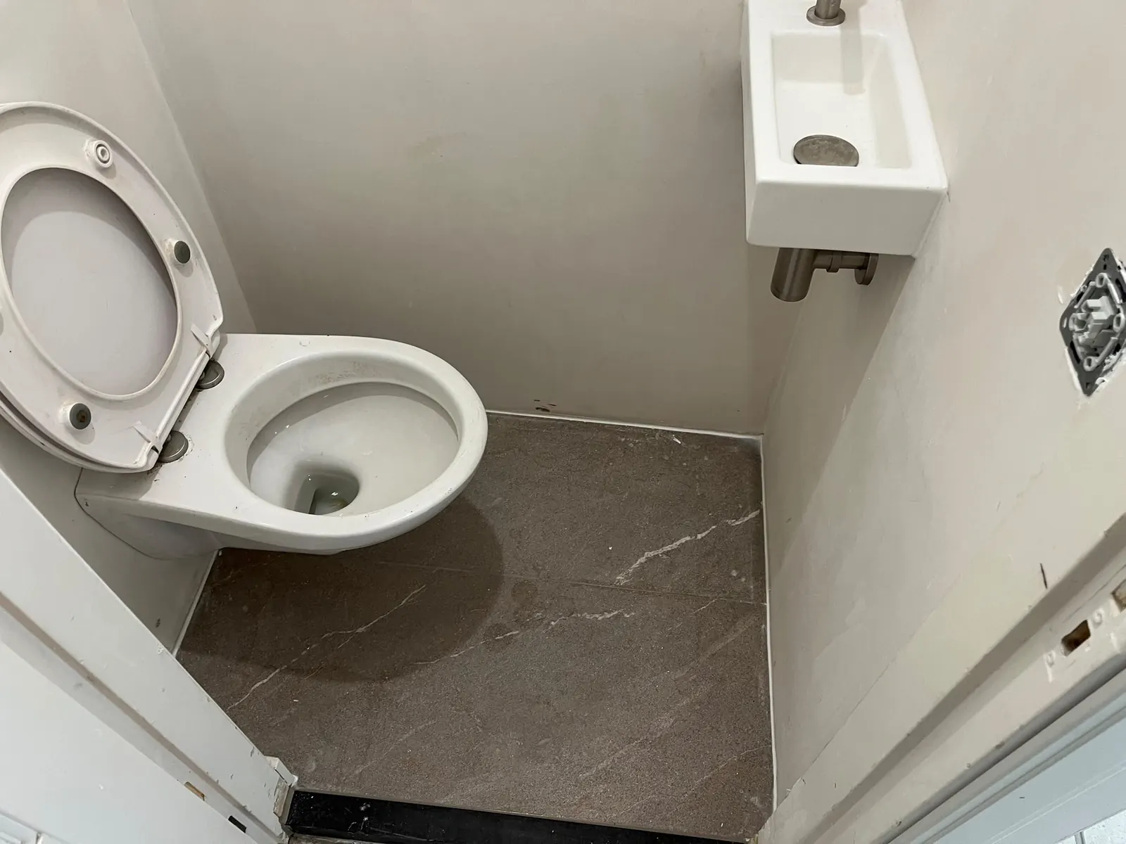 Bestaand toilet met fonteintje, voor de renovatie