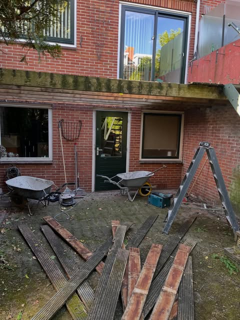 Achtergevel in aanbouw met dakterras in Naarden
