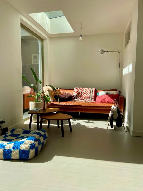 Lichte woonkamer met dakraam na een totaalverbouwing in Amsterdam