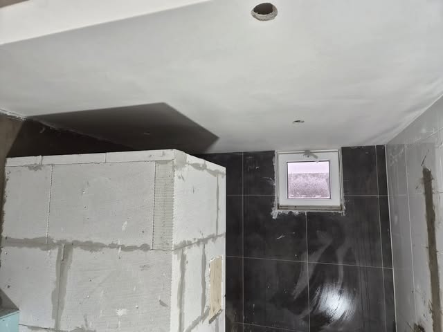 Badkamer in Huizen aan het begin van de verbouwing