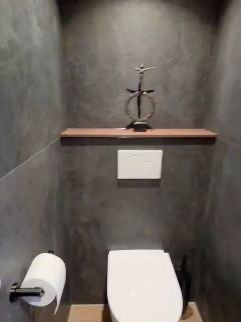 Opgeleverde badkamer en toilet in Huizen, met een grijze beton-look